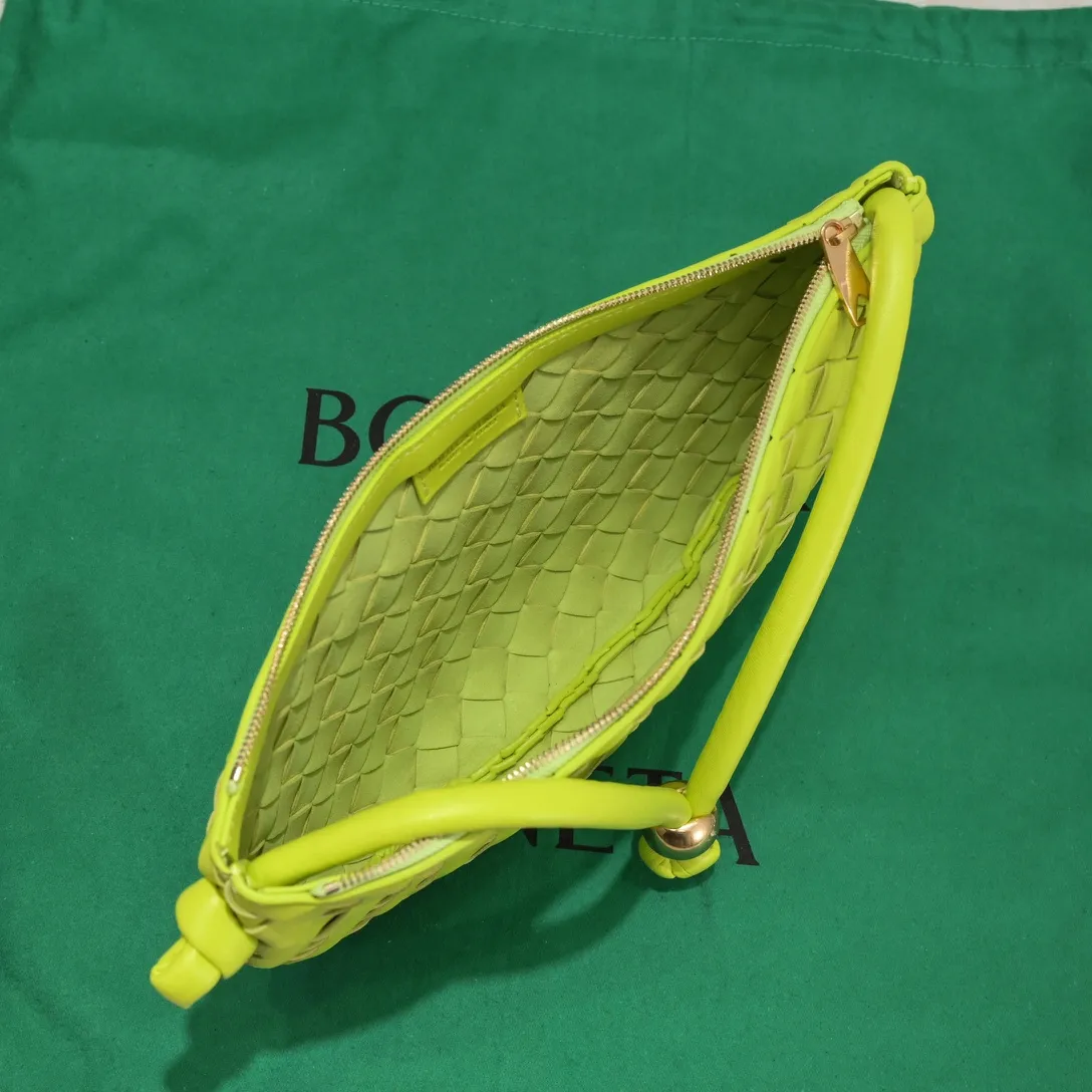 Batch 1220 BV has released new products. The small size TURN #recommended new hot style is still the classic woven logo that we can recognize at a glance. It is really a unique style that is familiar and unfamiliar! Made of sheepskin braiding, with beautiful gold beads on the shoulder straps for free adjustment. You can switch between the shoulder bag and the handbag at will. It has a concave and convex shape anytime and anywhere. It is a practical king with a unique personality. It also has the right color combination that can be sweet or salty. It is full of style. It is a beautiful summer catwalk style. Pull it out quickly. Small size: 29*3*19. Model: 6699-2#